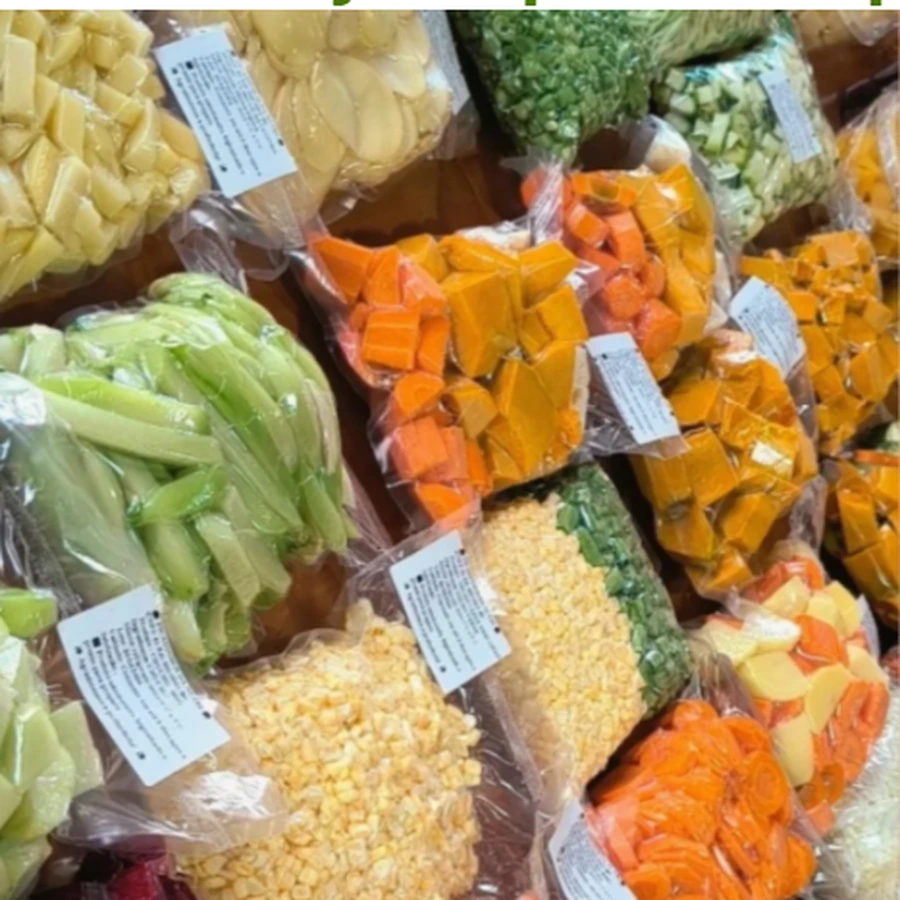 Bancada com porções de legumes cortados e embalados