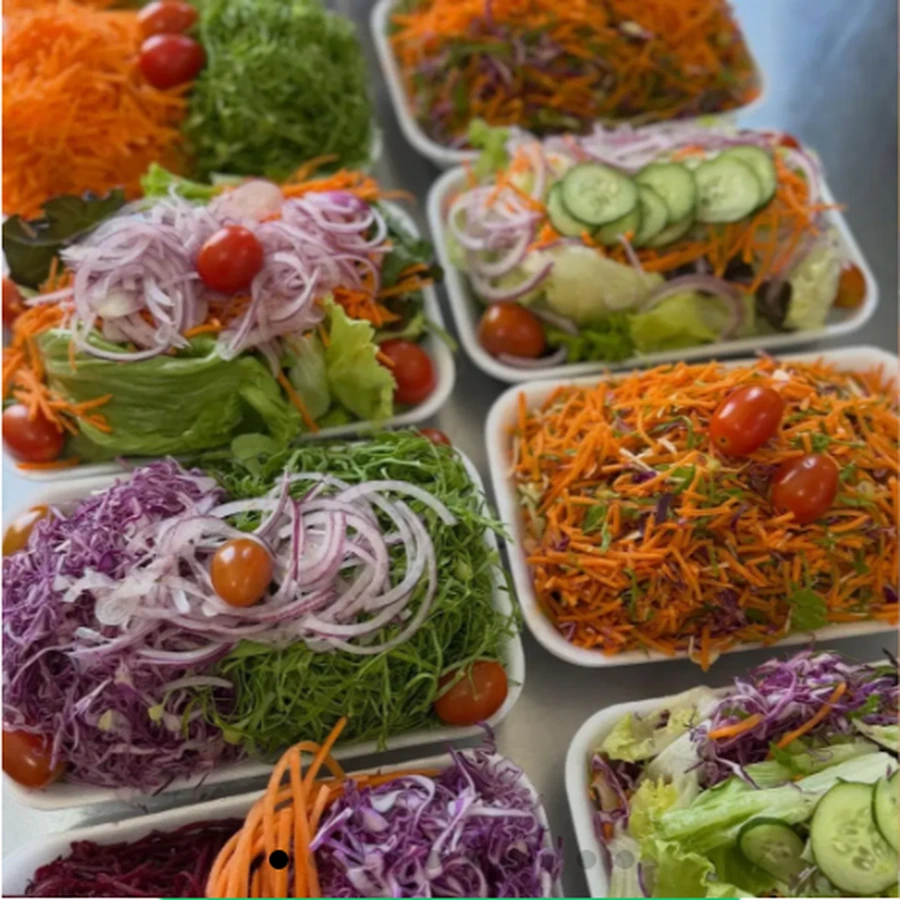 Saladas montadas em bandejas prontas para venda