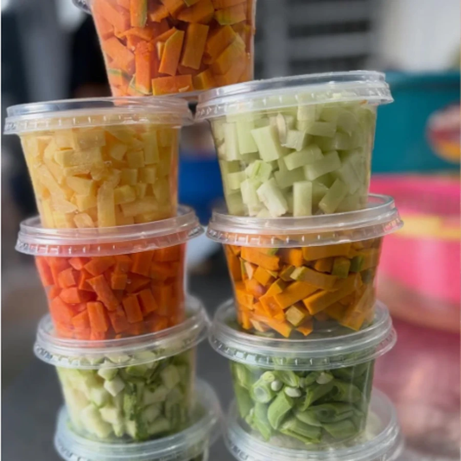Potes com legumes em cubos empilhados